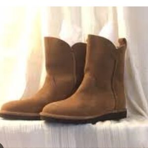 NWT.UGG Women's Alida Ankle Boots - Chestnut